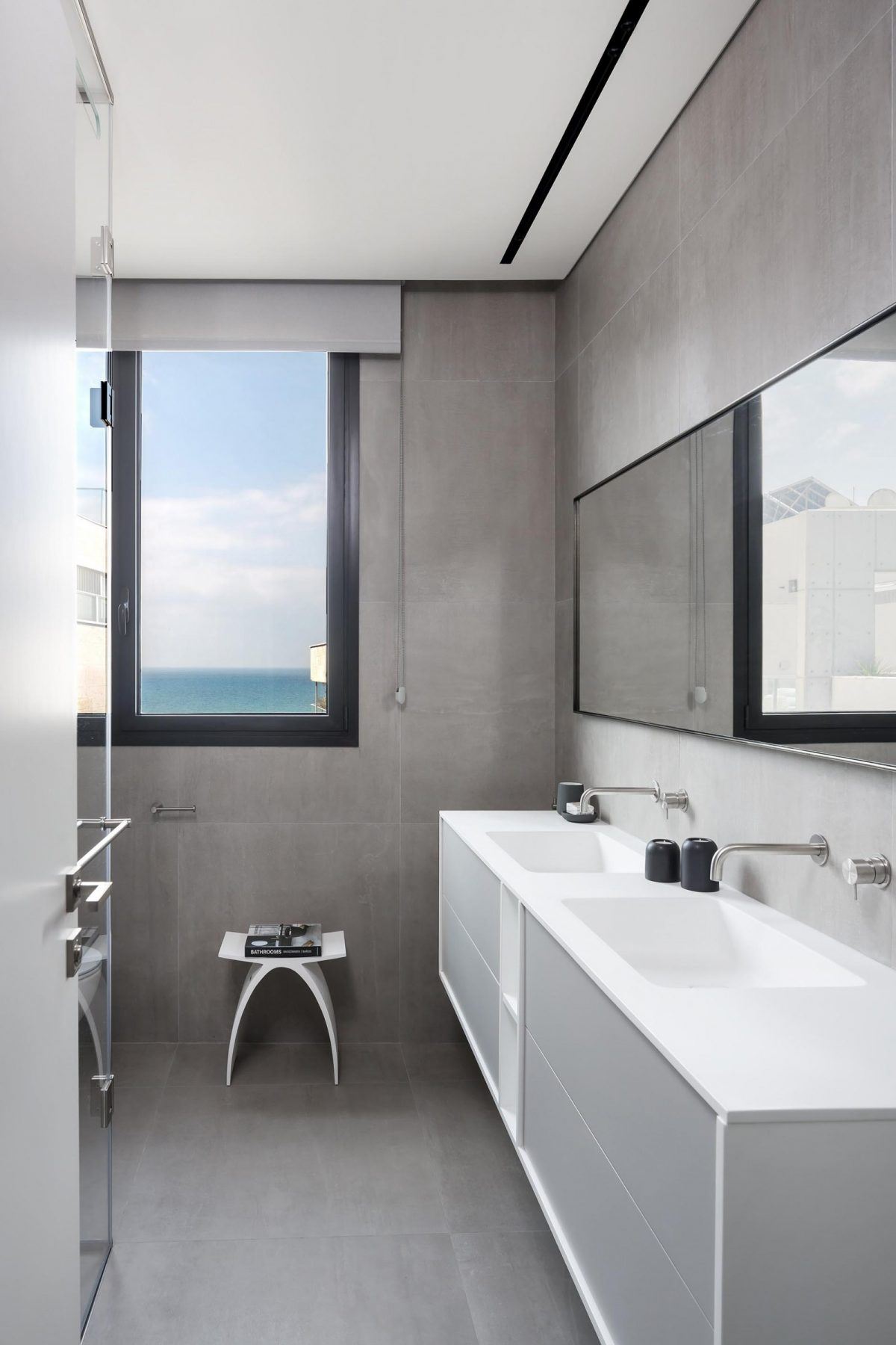 Penthouse Carmelit עיצוב התאורה במקלחת נעשתה על ידי קמחי דורי